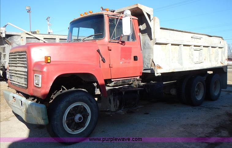image for item K5105 1993 Ford LT8000 dump truck