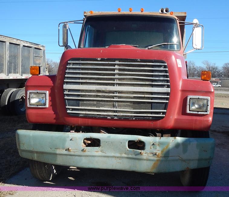 image for item K5105 1993 Ford LT8000 dump truck