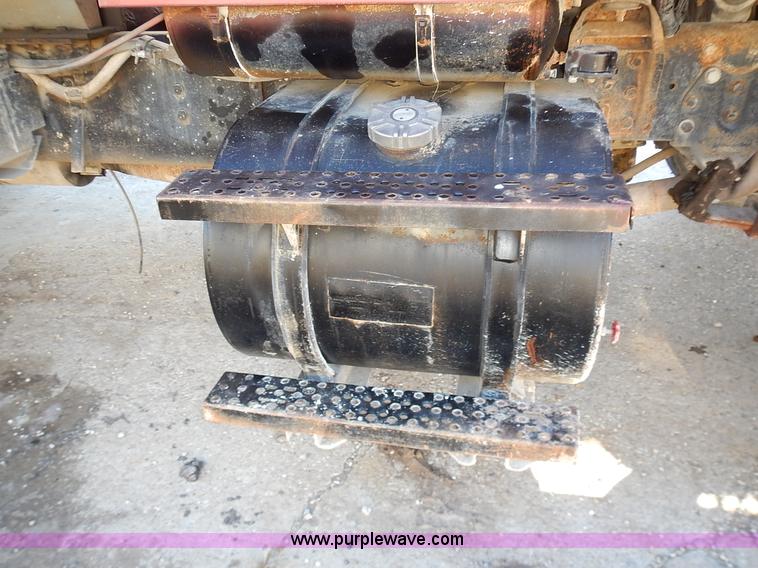 image for item K5105 1993 Ford LT8000 dump truck