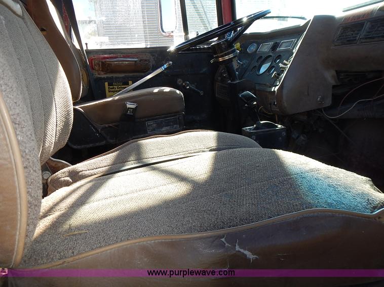 image for item K5105 1993 Ford LT8000 dump truck