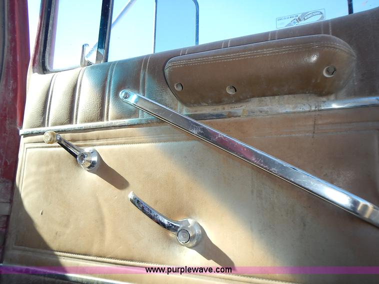 image for item K5105 1993 Ford LT8000 dump truck