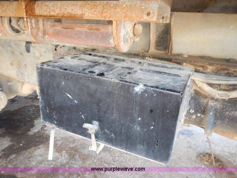 image for item K5105 1993 Ford LT8000 dump truck