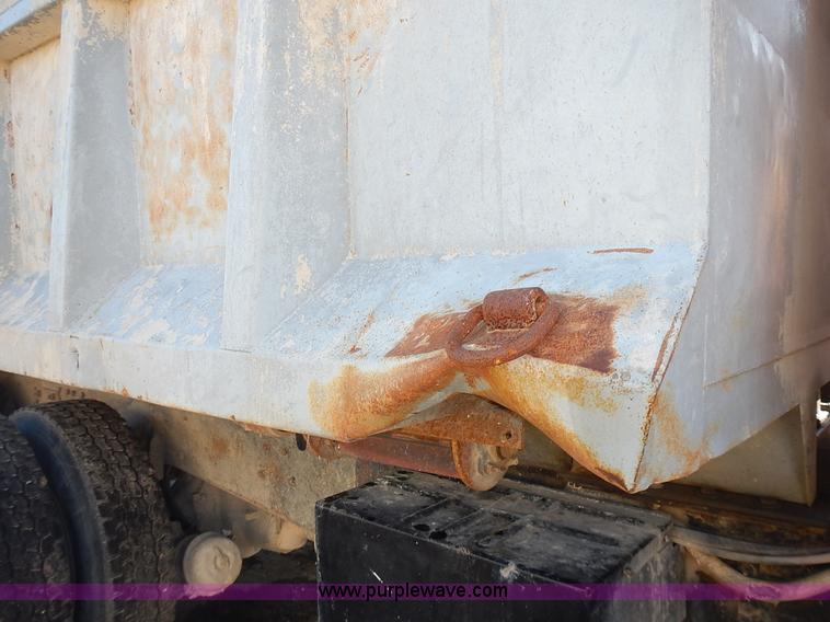 image for item K5105 1993 Ford LT8000 dump truck