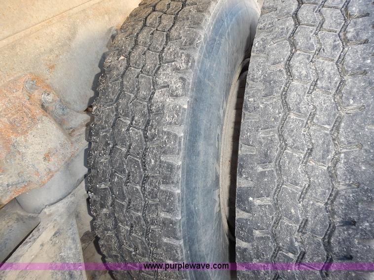 image for item K5105 1993 Ford LT8000 dump truck