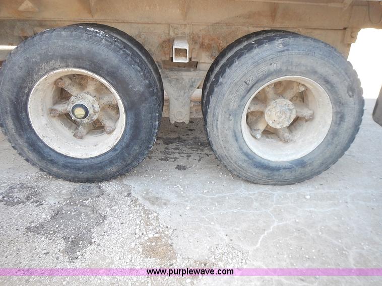 image for item K5105 1993 Ford LT8000 dump truck