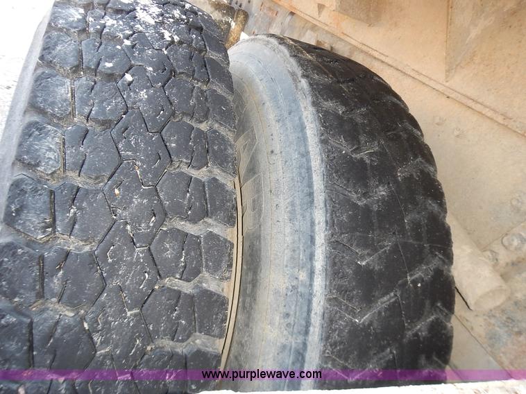 image for item K5105 1993 Ford LT8000 dump truck