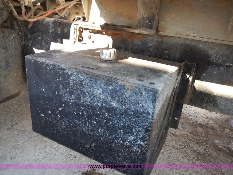 image for item K5105 1993 Ford LT8000 dump truck