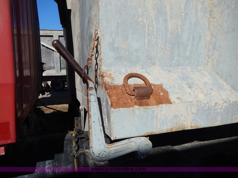 image for item K5105 1993 Ford LT8000 dump truck