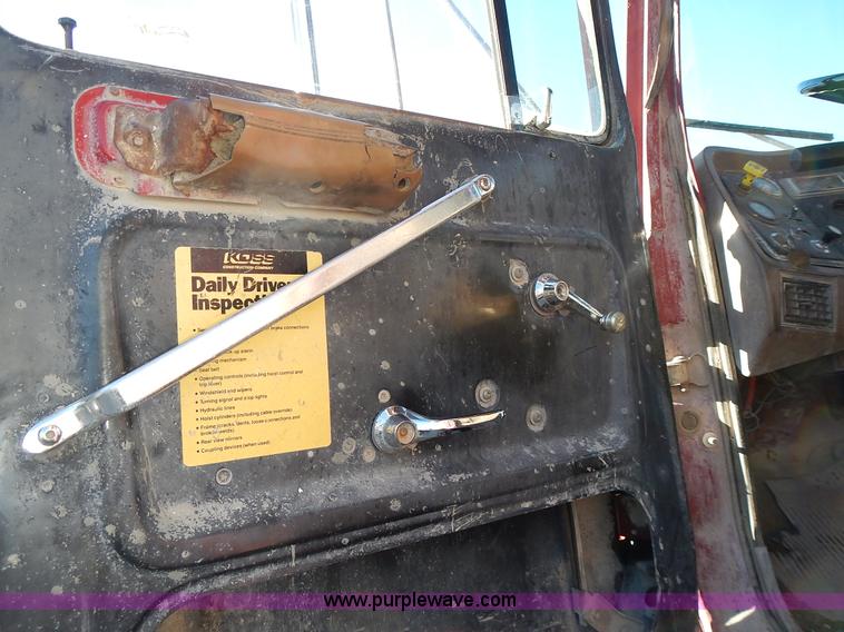 image for item K5105 1993 Ford LT8000 dump truck