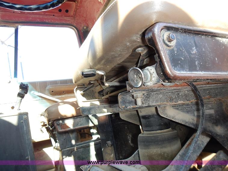 image for item K5105 1993 Ford LT8000 dump truck