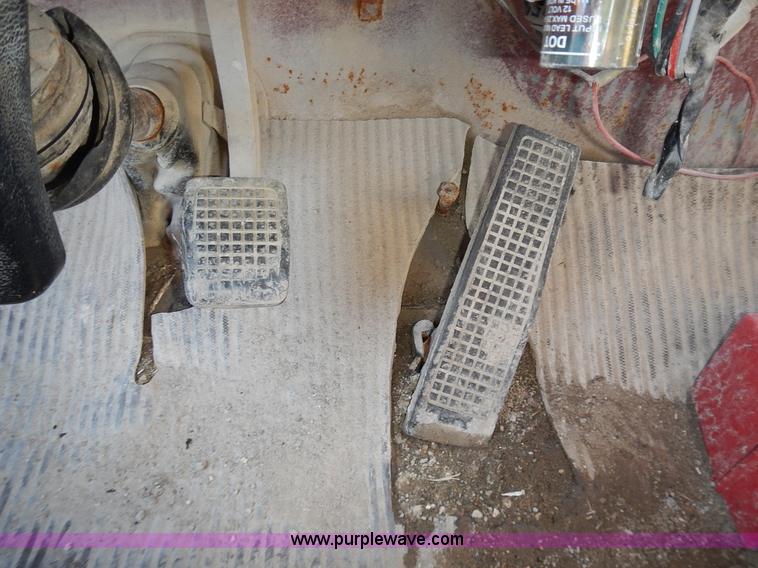 image for item K5105 1993 Ford LT8000 dump truck