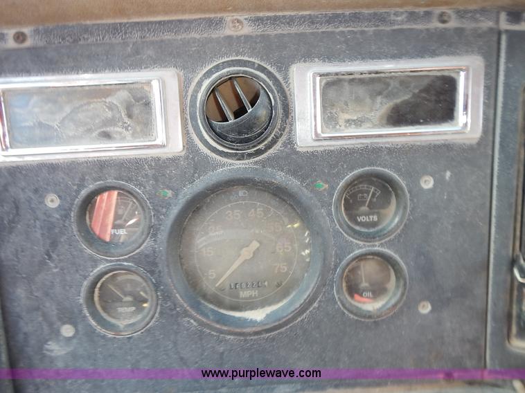 image for item K5105 1993 Ford LT8000 dump truck