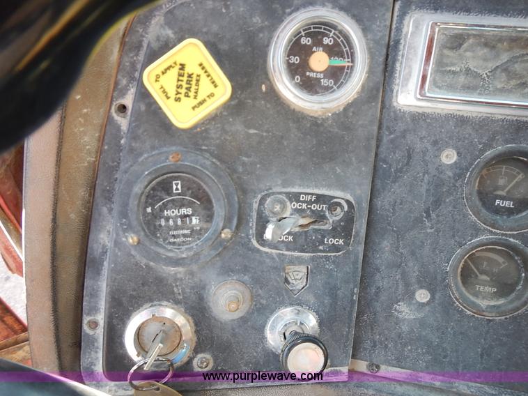 image for item K5105 1993 Ford LT8000 dump truck