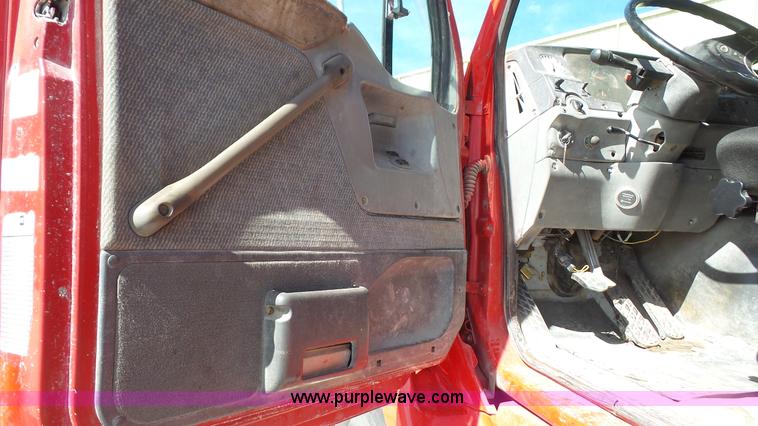 image for item K5107 1998 Ford AT9513 Aeromax 113 semi truck