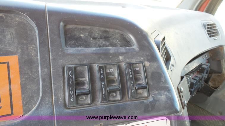 image for item K5107 1998 Ford AT9513 Aeromax 113 semi truck