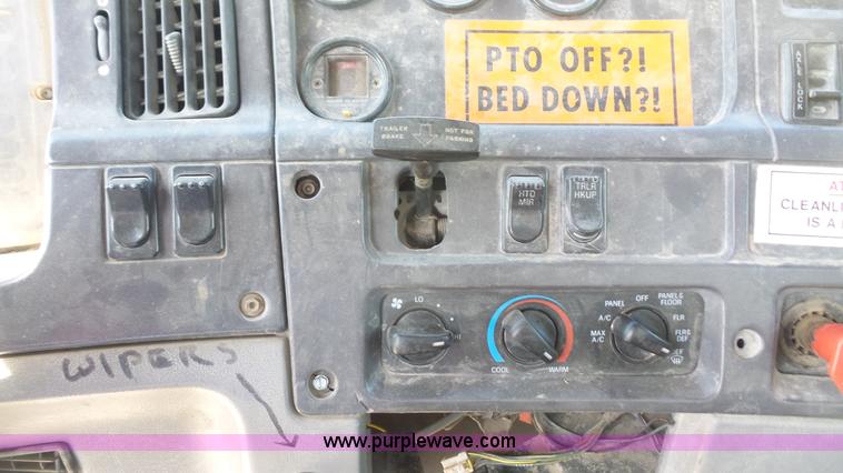 image for item K5107 1998 Ford AT9513 Aeromax 113 semi truck