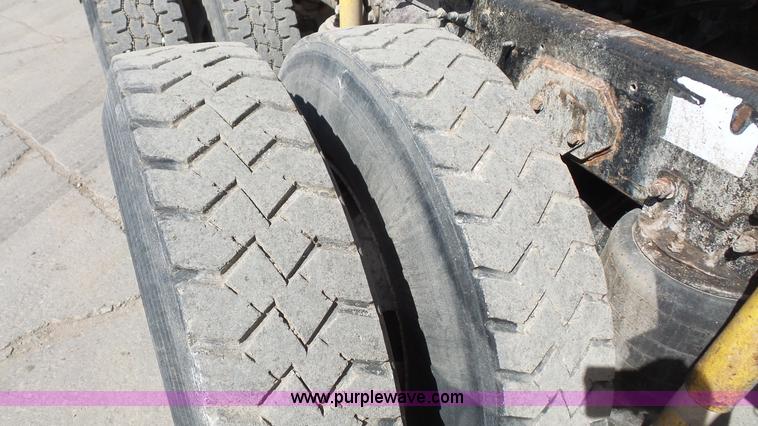 image for item K5107 1998 Ford AT9513 Aeromax 113 semi truck