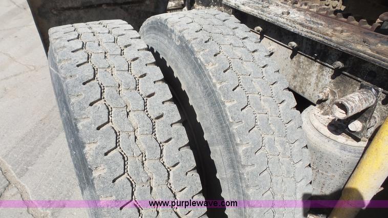 image for item K5107 1998 Ford AT9513 Aeromax 113 semi truck