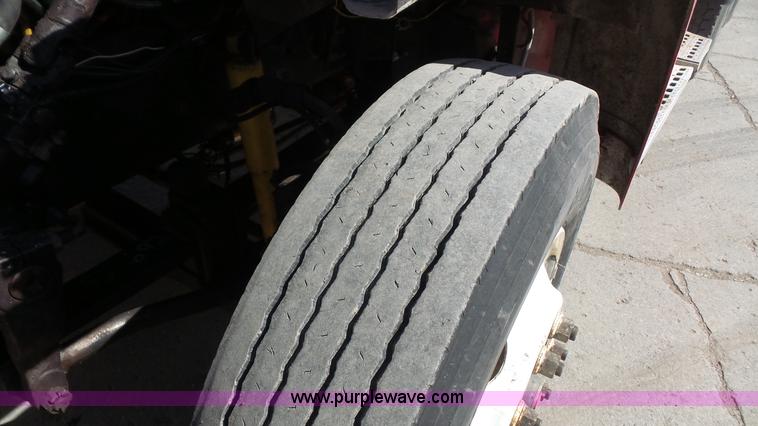 image for item K5107 1998 Ford AT9513 Aeromax 113 semi truck