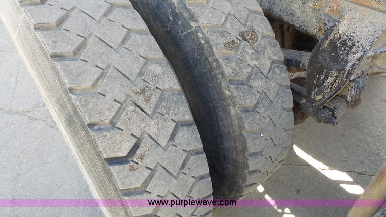 image for item K5107 1998 Ford AT9513 Aeromax 113 semi truck