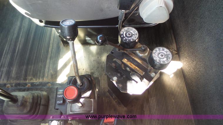 image for item K5115 2007 Peterbilt 335 dump truck