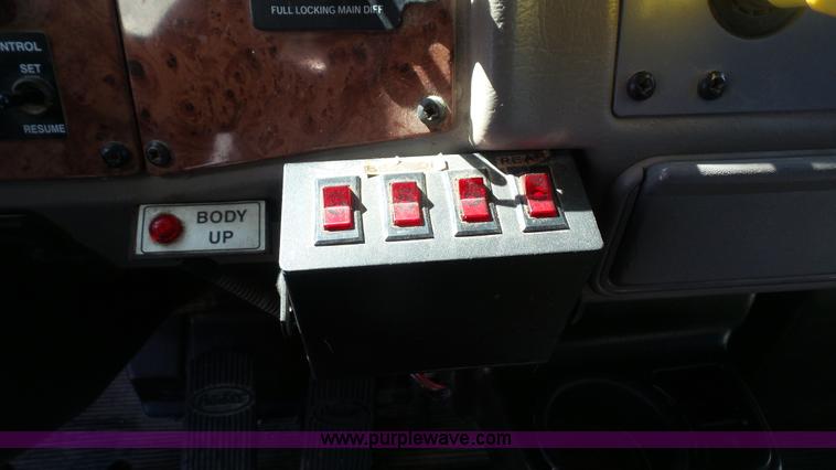 image for item K5115 2007 Peterbilt 335 dump truck