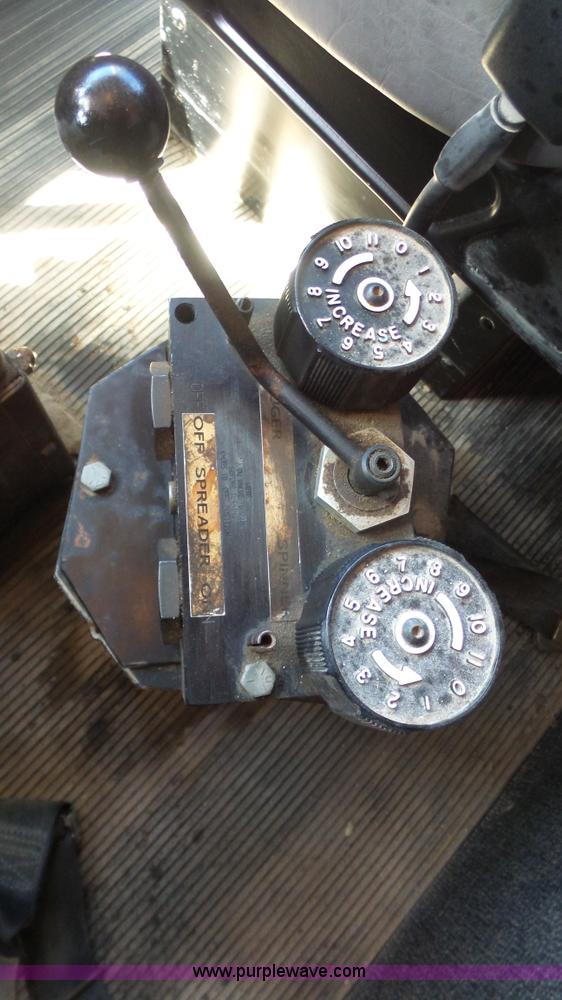 image for item K5115 2007 Peterbilt 335 dump truck