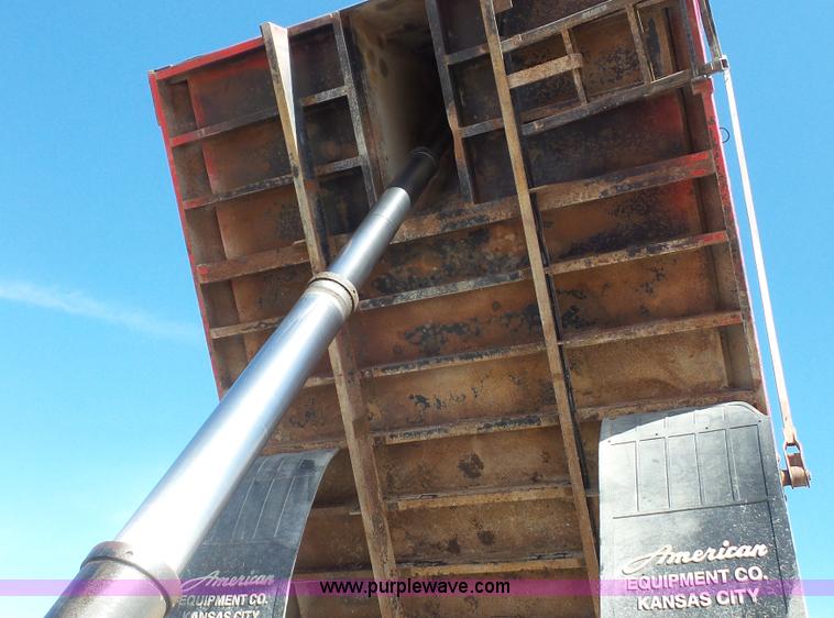 image for item K5115 2007 Peterbilt 335 dump truck