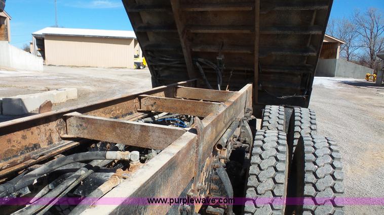 image for item K5115 2007 Peterbilt 335 dump truck