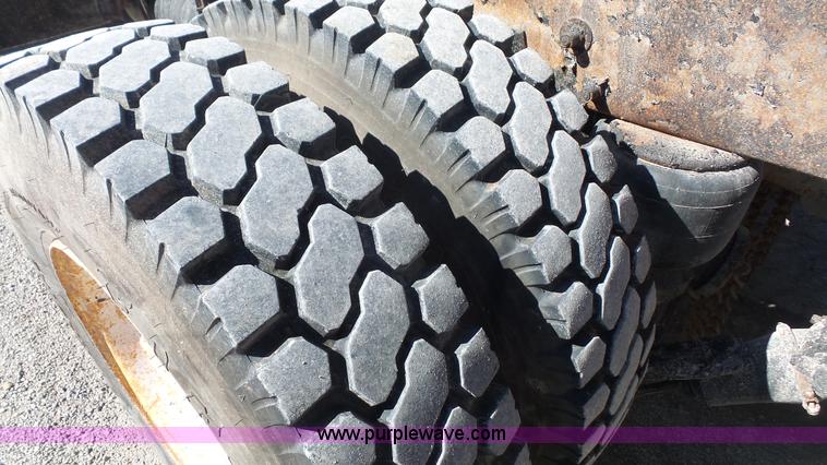 image for item K5115 2007 Peterbilt 335 dump truck