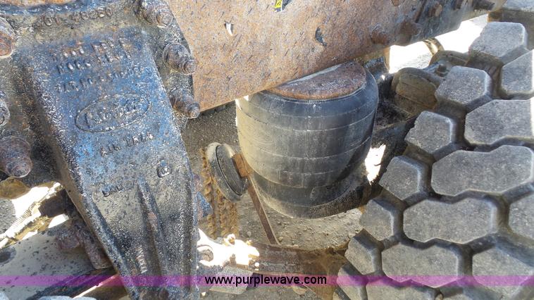 image for item K5115 2007 Peterbilt 335 dump truck