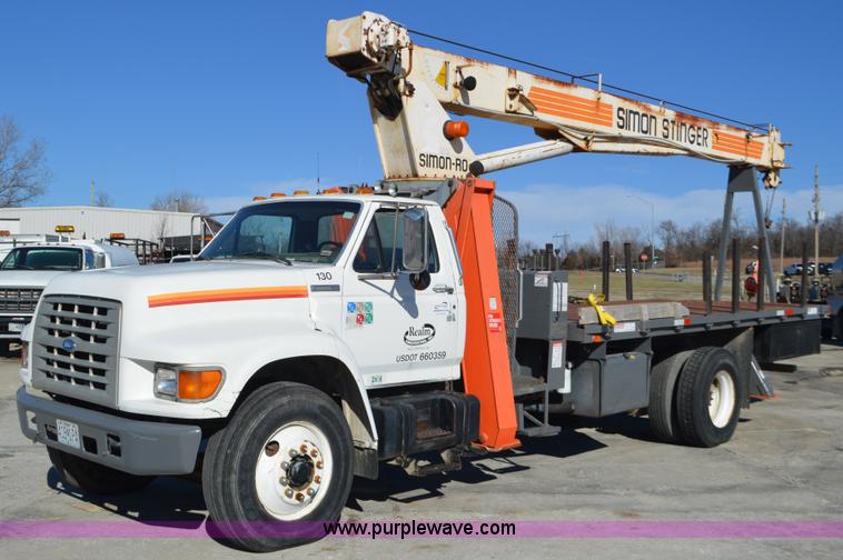 image for item K5453 1995 Ford F800 crane truck