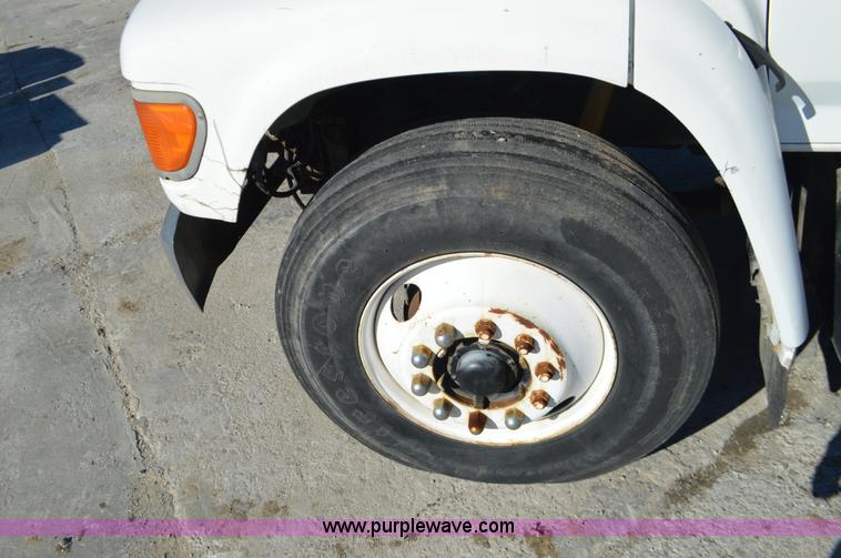 image for item K5453 1995 Ford F800 crane truck