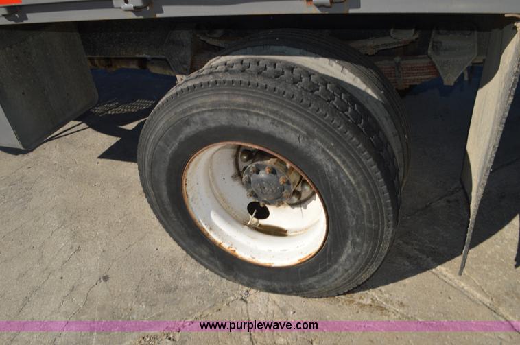 image for item K5453 1995 Ford F800 crane truck