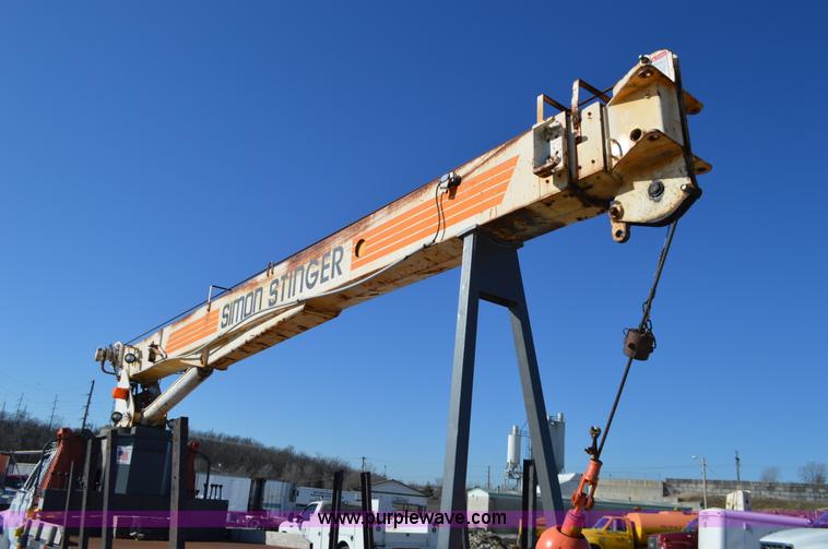 image for item K5453 1995 Ford F800 crane truck