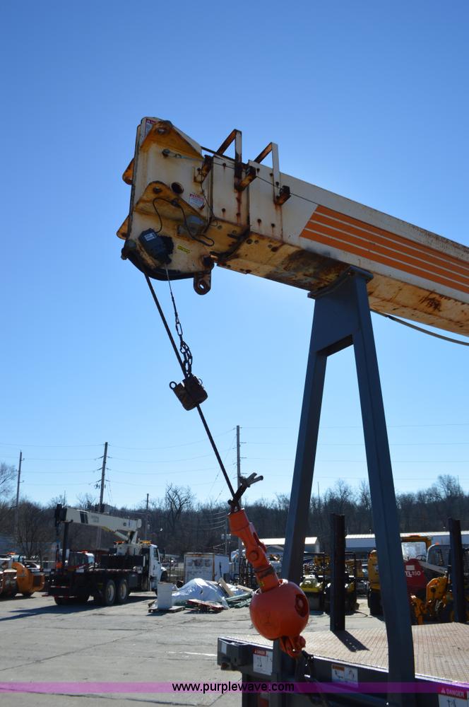 image for item K5453 1995 Ford F800 crane truck