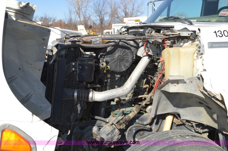 image for item K5453 1995 Ford F800 crane truck