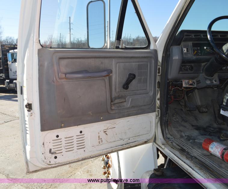 image for item K5453 1995 Ford F800 crane truck