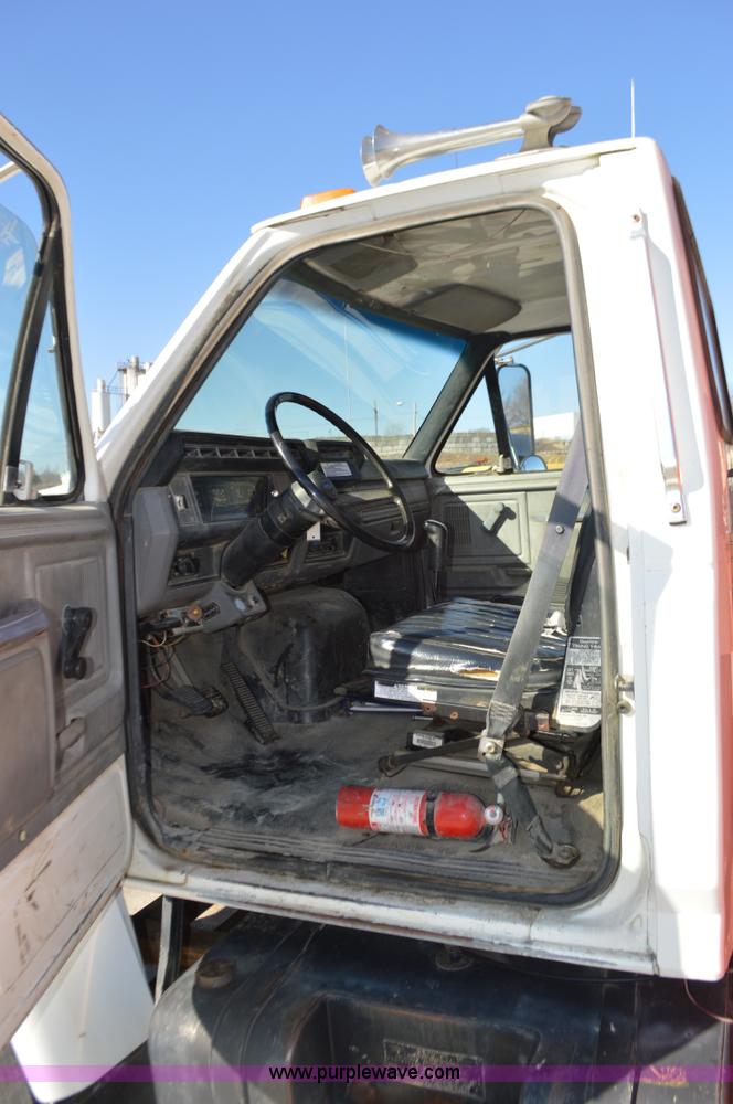 image for item K5453 1995 Ford F800 crane truck