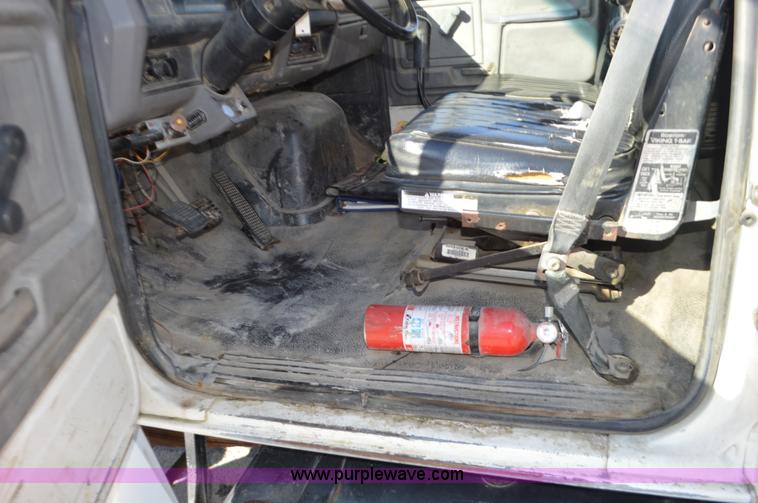 image for item K5453 1995 Ford F800 crane truck