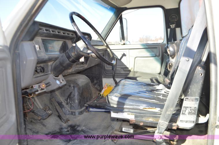 image for item K5453 1995 Ford F800 crane truck