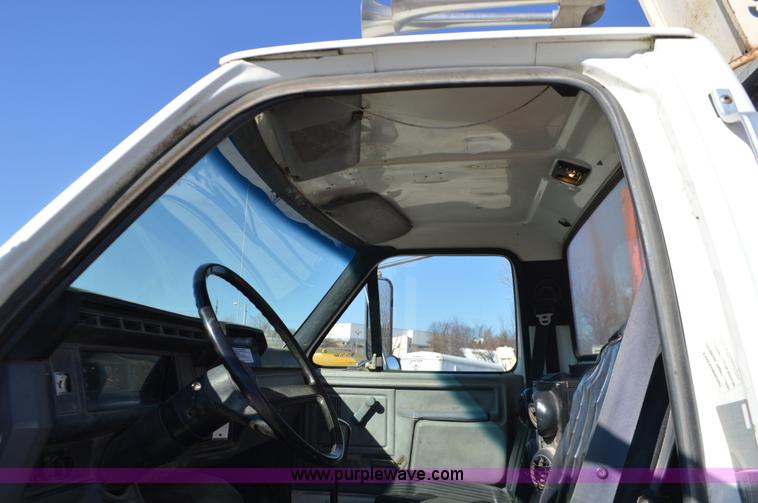 image for item K5453 1995 Ford F800 crane truck