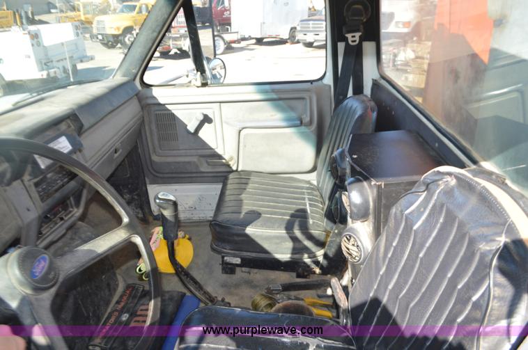 image for item K5453 1995 Ford F800 crane truck