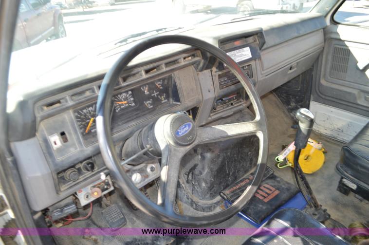 image for item K5453 1995 Ford F800 crane truck