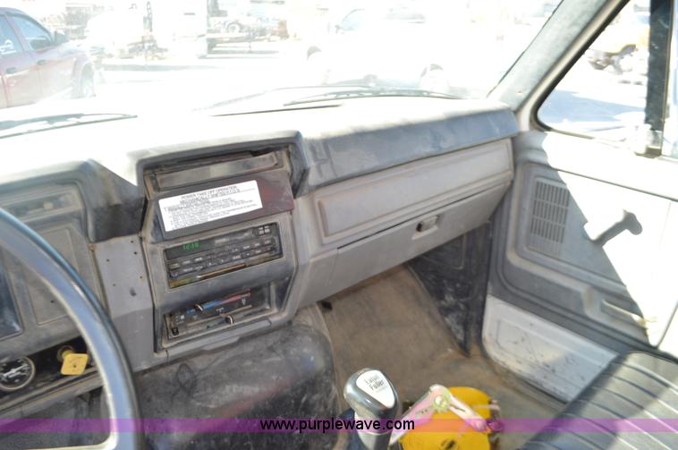 image for item K5453 1995 Ford F800 crane truck