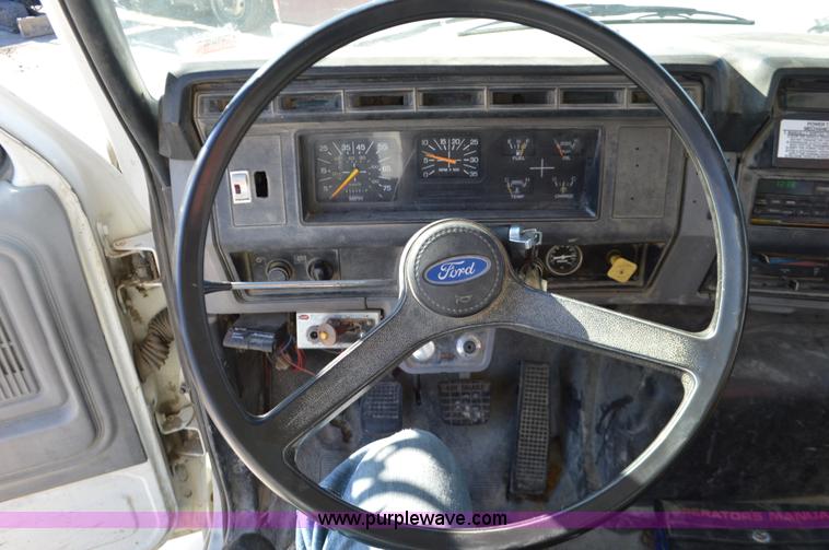 image for item K5453 1995 Ford F800 crane truck