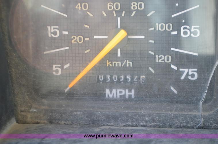 image for item K5453 1995 Ford F800 crane truck