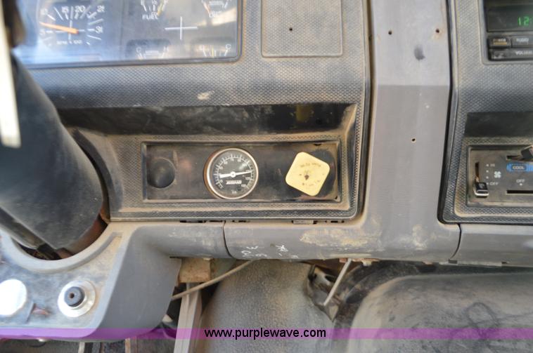 image for item K5453 1995 Ford F800 crane truck