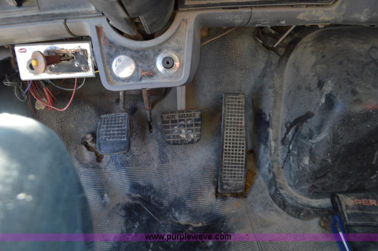 image for item K5453 1995 Ford F800 crane truck