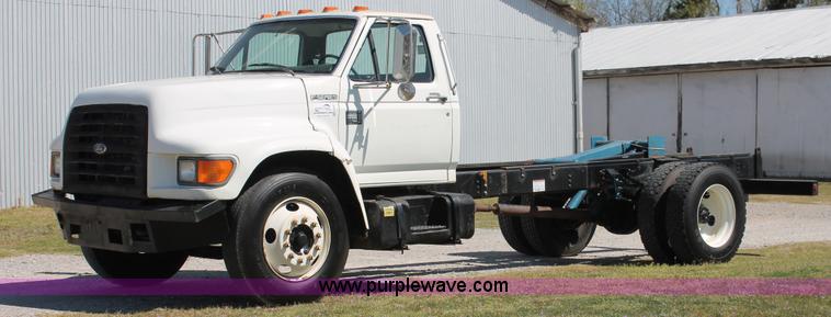image for item K8988 1998 Ford F800 truck cab and chassis